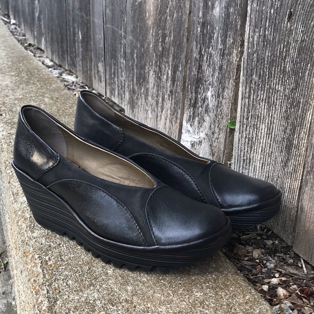 Like New!! Fly London Pumps Black Leather Wom Sz 10-10.5  Euro Sz 41